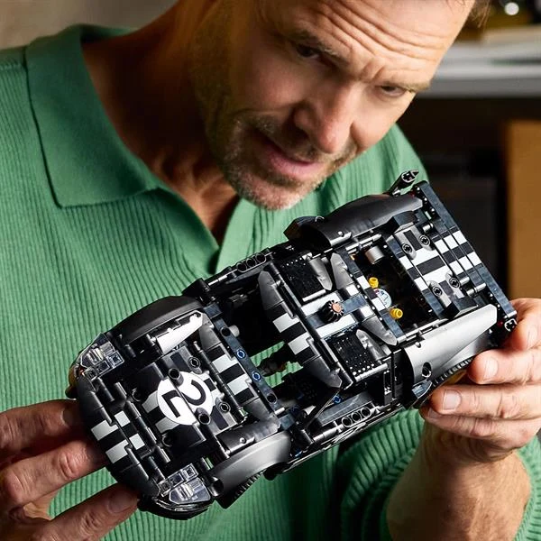 Конструктор LEGO Technic Автомобіль Ford GT40 MKII 1966 року 793 деталі Пластик Чорно-срібний