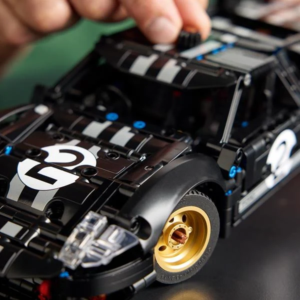 Конструктор LEGO Technic Автомобіль Ford GT40 MKII 1966 року 793 деталі Пластик Чорно-срібний