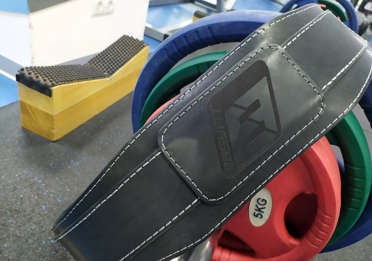 Пояс атлетичний EasyFit Training Belt XS шкіра чорний 12х10,5х8 см