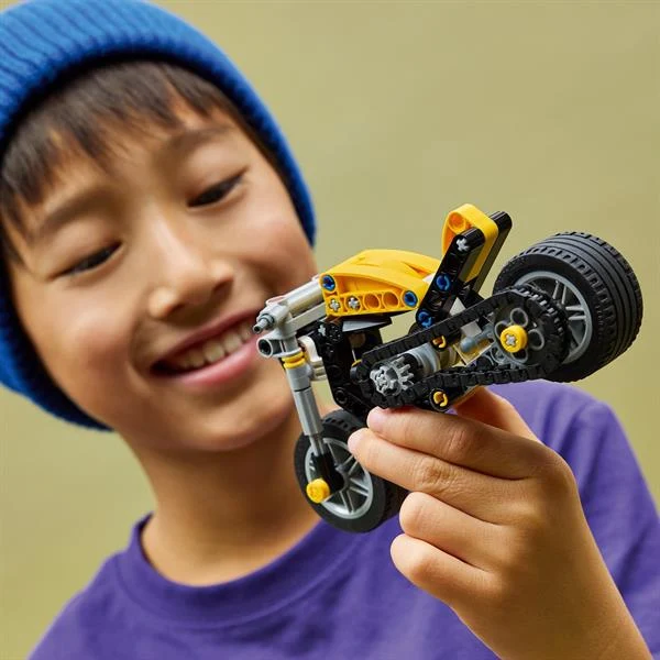 Конструктор LEGO Technic Жовтий мотоцикл 151 деталь Пластик 42225