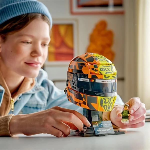 Конструктор LEGO Шлем Ландо Норріса 793 деталі пластик різнобарвний
