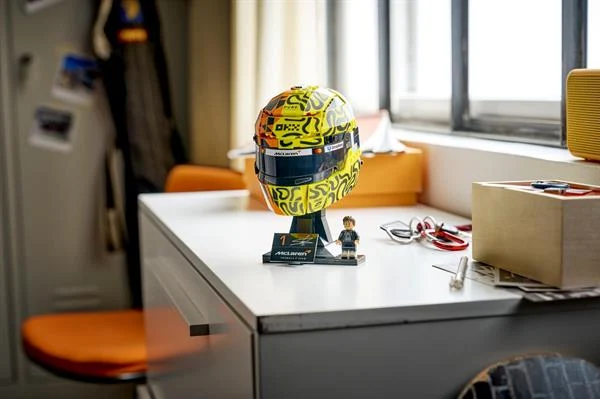 Конструктор LEGO Шлем Ландо Норріса 793 деталі пластик різнобарвний