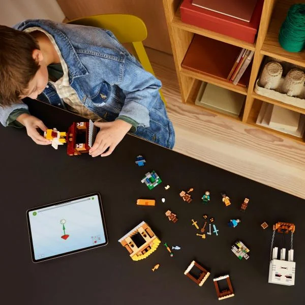 Конструктор LEGO Minecraft Напад на село з повітряною кулею Ґаст 555 деталей Пластик Різнобарвний