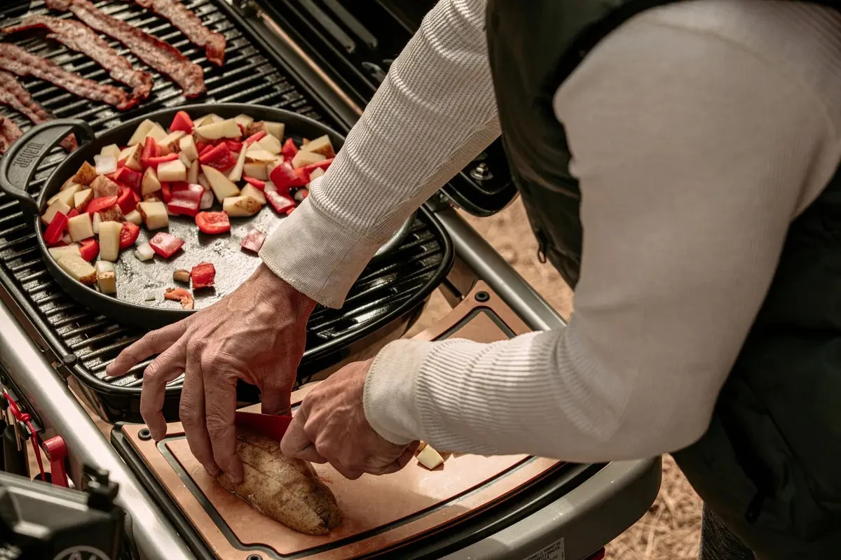 Газовий гриль Weber Traveler Stealth 2065 см² чавун чорний