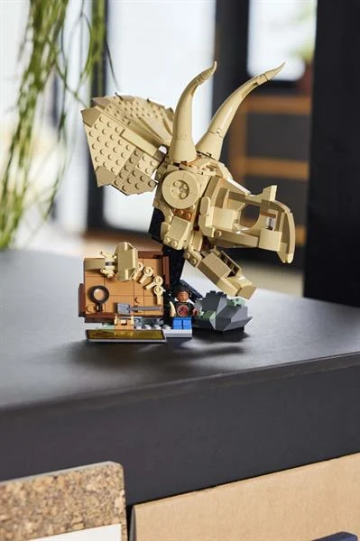 Конструктор LEGO Jurassic World Скам'янілості трицератопса 468 деталей Пластик 25х15х10 см