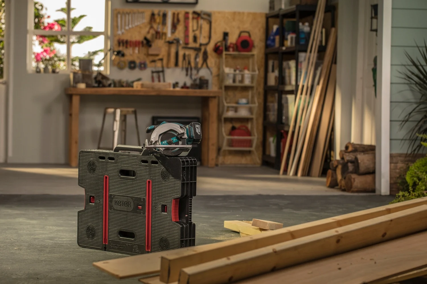 Складаний стіл-верстак Keter Folding Work Table Pro 85х55х75,5 см з 2 струбцинами
