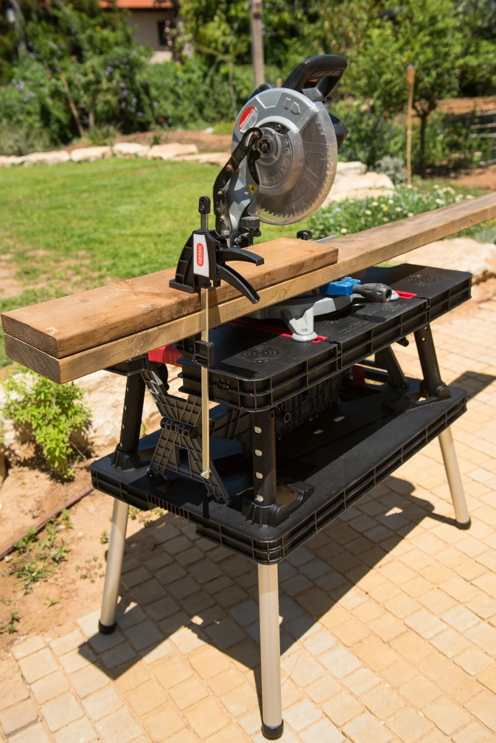 Складаний стіл-верстак Keter Folding Work Table Pro 85х55х75,5 см з 2 струбцинами