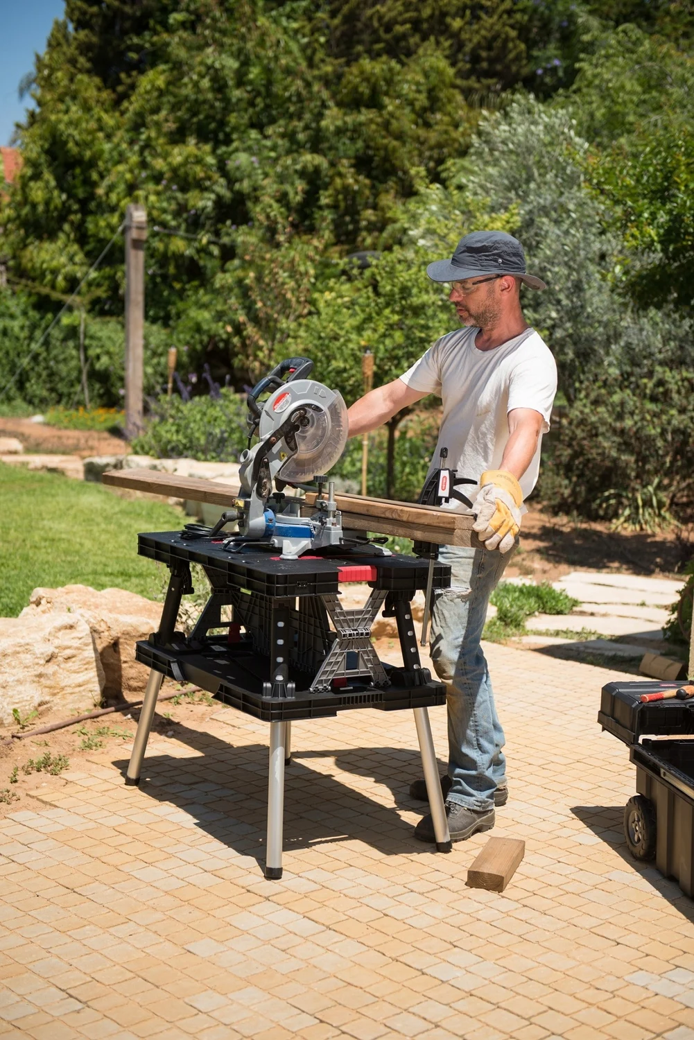 Складаний стіл-верстак Keter Folding Work Table Pro 85х55х75,5 см з 2 струбцинами