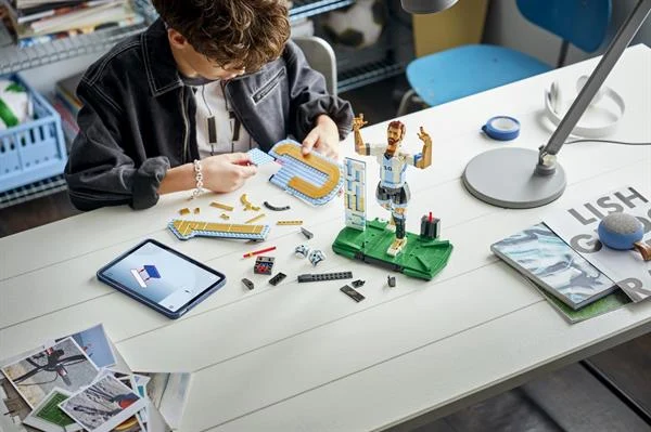 Конструктор LEGO Editions Ліонель Мессі 958 деталей Пластик Різнобарвний