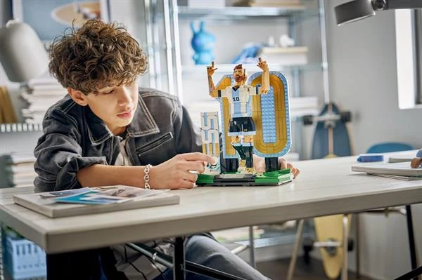 Конструктор LEGO Editions Ліонель Мессі 958 деталей Пластик Різнобарвний