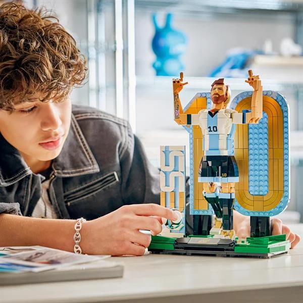Конструктор LEGO Editions Ліонель Мессі 958 деталей Пластик Різнобарвний