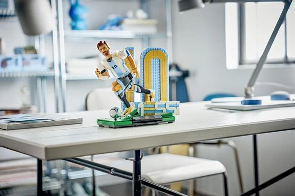 Конструктор LEGO Editions Ліонель Мессі 958 деталей Пластик Різнобарвний