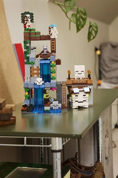 Конструктор LEGO Minecraft Станція ґастів 754 деталі Пластик Різнобарвний