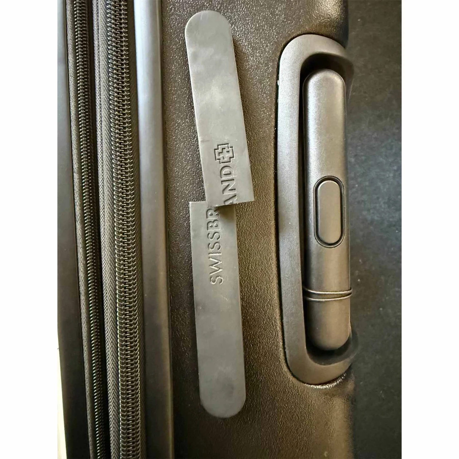 Чемодан Swissbrand Enstone (M) 90 л ABS-пластик чорний на 4-х колесах з кодовим замком