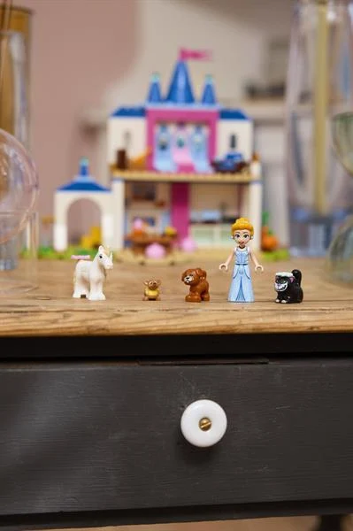 Конструктор LEGO Disney Принцеса Замок Попелюшки 149 деталей пластик різнобарвний