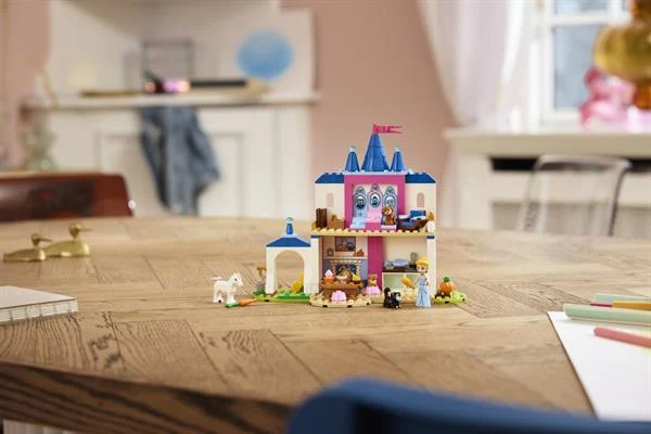 Конструктор LEGO Disney Принцеса Замок Попелюшки 149 деталей пластик різнобарвний