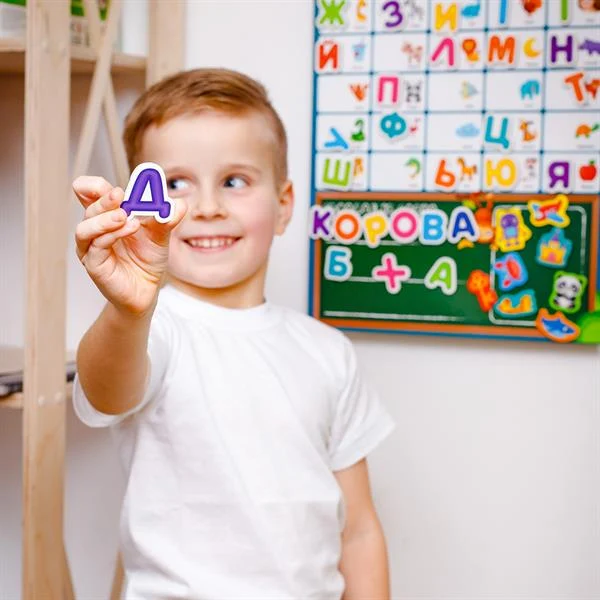 Магнітна абетка Vladi Toys VT5555-05 для вивчення абетки 55 магнітів різнобарвний магніт 40x30 см