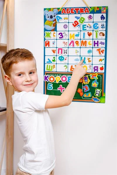 Магнітна абетка Vladi Toys VT5555-05 для вивчення абетки 55 магнітів різнобарвний магніт 40x30 см