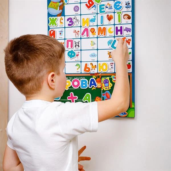 Магнітна абетка Vladi Toys VT5555-05 для вивчення абетки 55 магнітів різнобарвний магніт 40x30 см