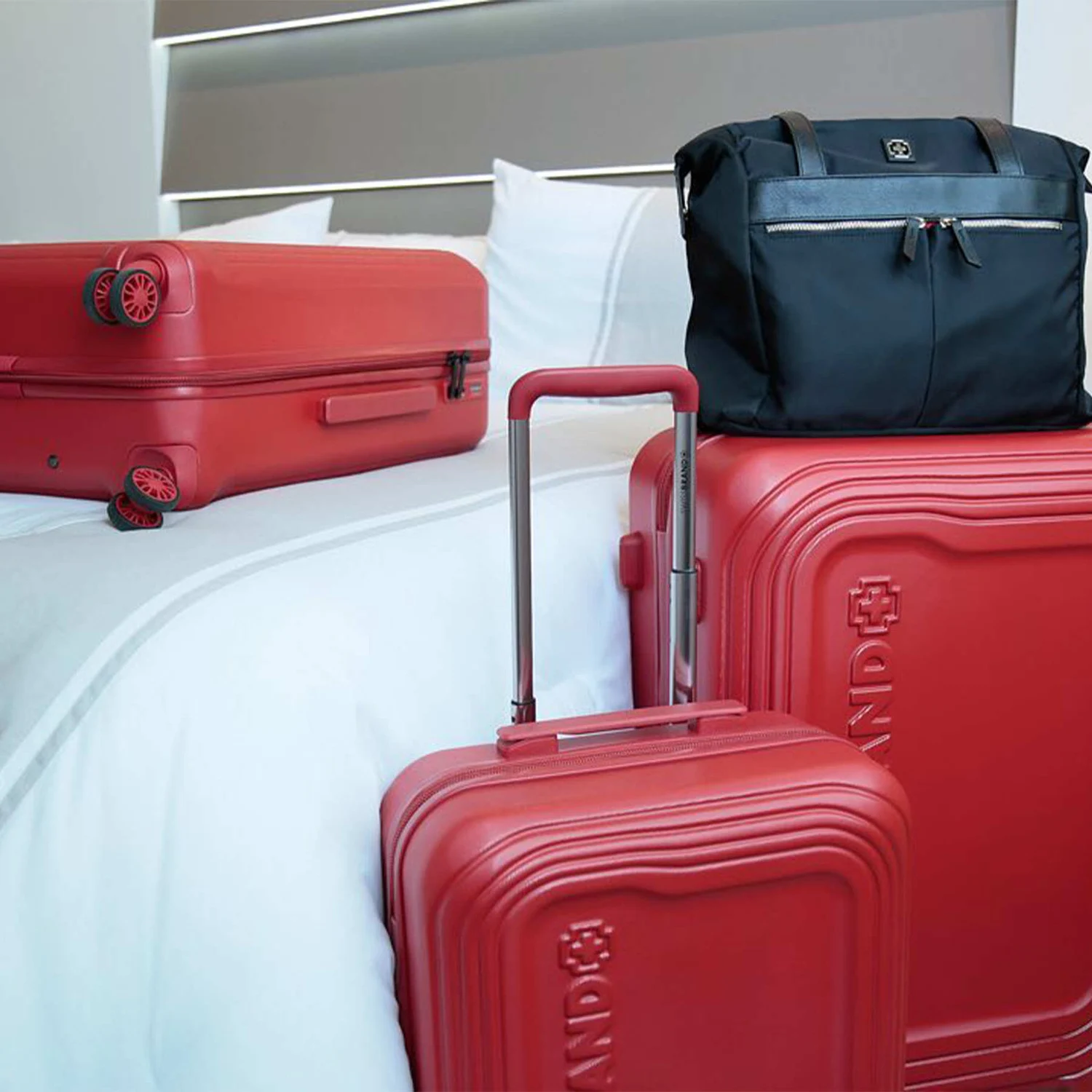 Чемодан Swissbrand London (M) 77 л Полікарбонат Червоний