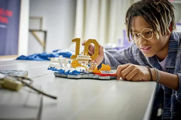 Конструктор LEGO Кіліан Мбаппе 490 деталей Пластик Футбол Різнобарвний