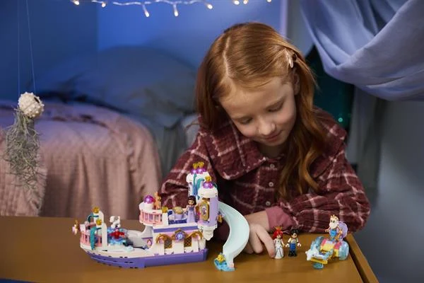 Конструктор LEGO Disney Принцеса Королівський весільний човен 519 деталей пластик різнобарвний