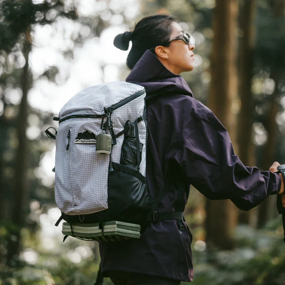 Туристичний рюкзак Naturehike Helium CNK2300BB017 25 л поліамід чорний 50х29х16 см