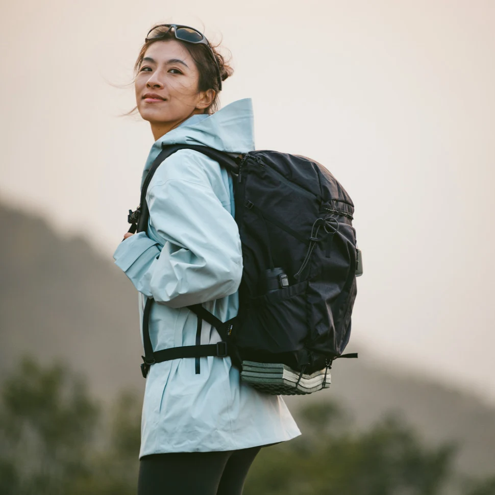 Туристичний рюкзак Naturehike Helium CNK2300BB017 25 л поліамід чорний 50х29х16 см