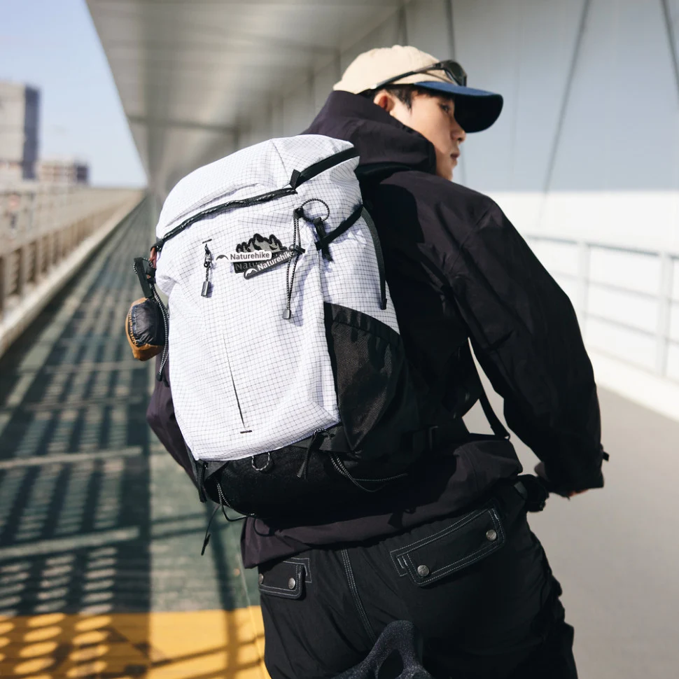 Туристичний рюкзак Naturehike Helium CNK2300BB017 25 л поліамід чорний 50х29х16 см