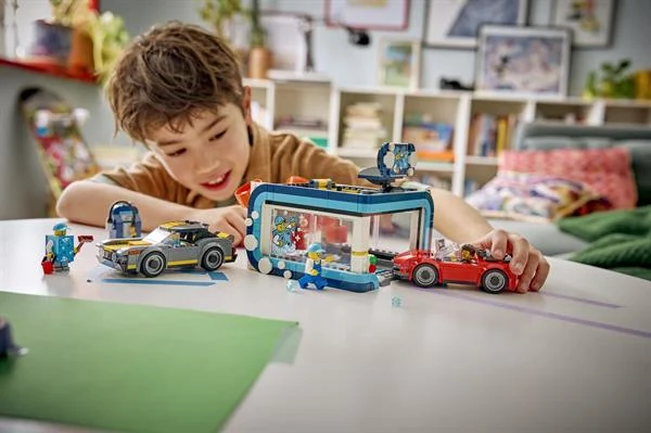 Конструктор LEGO City Тунельна автомийка 583 деталі Пластик Різнобарвний