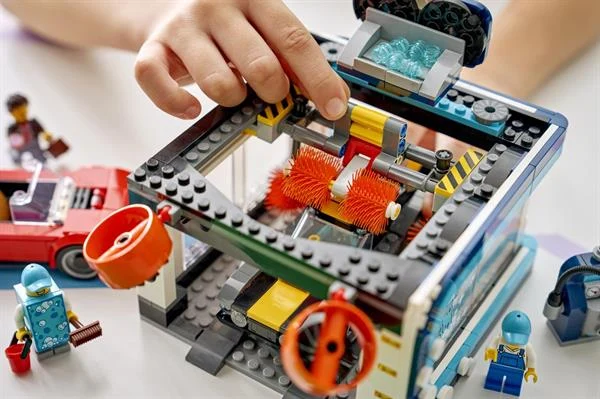 Конструктор LEGO City Тунельна автомийка 583 деталі Пластик Різнобарвний