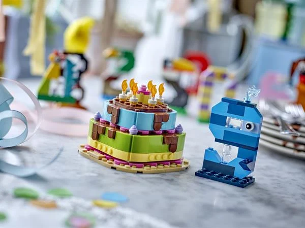 Конструктор LEGO Торт на день народження 219 деталей пластик різнобарвний