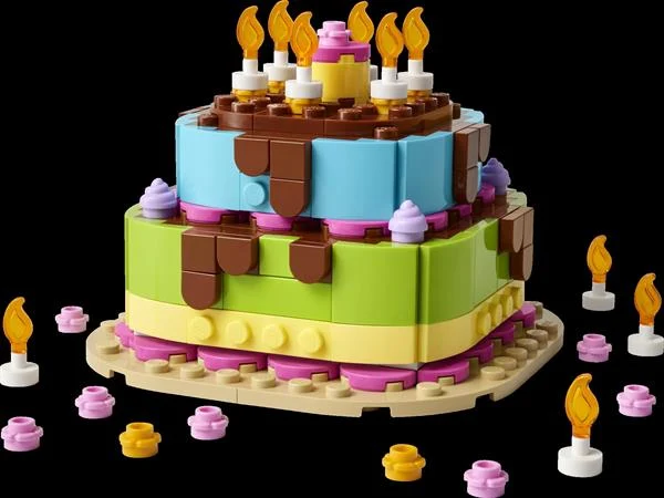 Конструктор LEGO Торт на день народження 219 деталей пластик різнобарвний